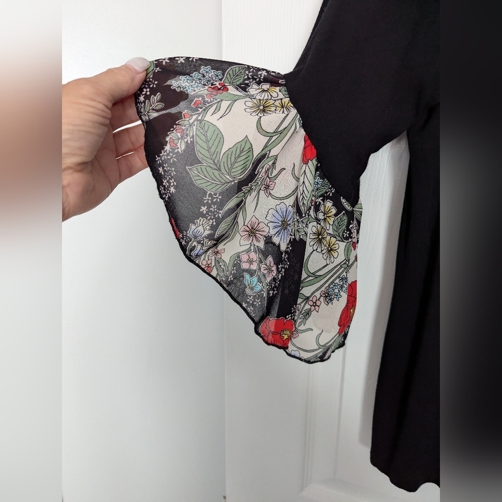 Storm Women's (Medium) Black Relaxed Fit Top With Flowy Floral 3/4 Sleeves